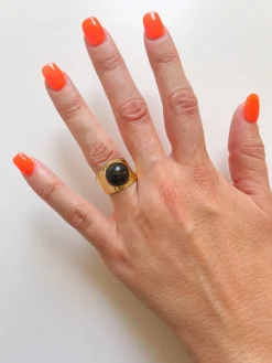 Anillo big black dorado