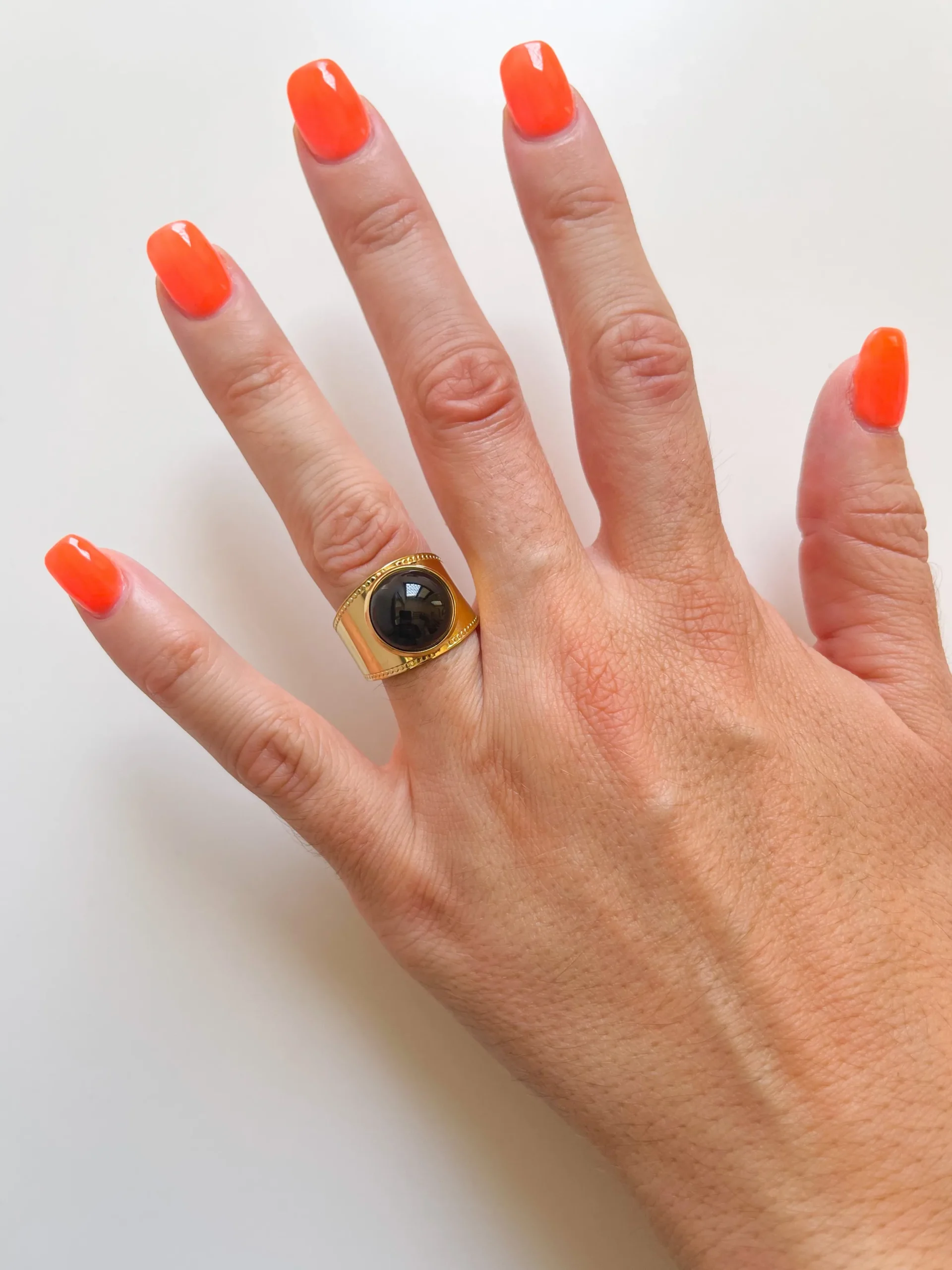 Anillo big black dorado