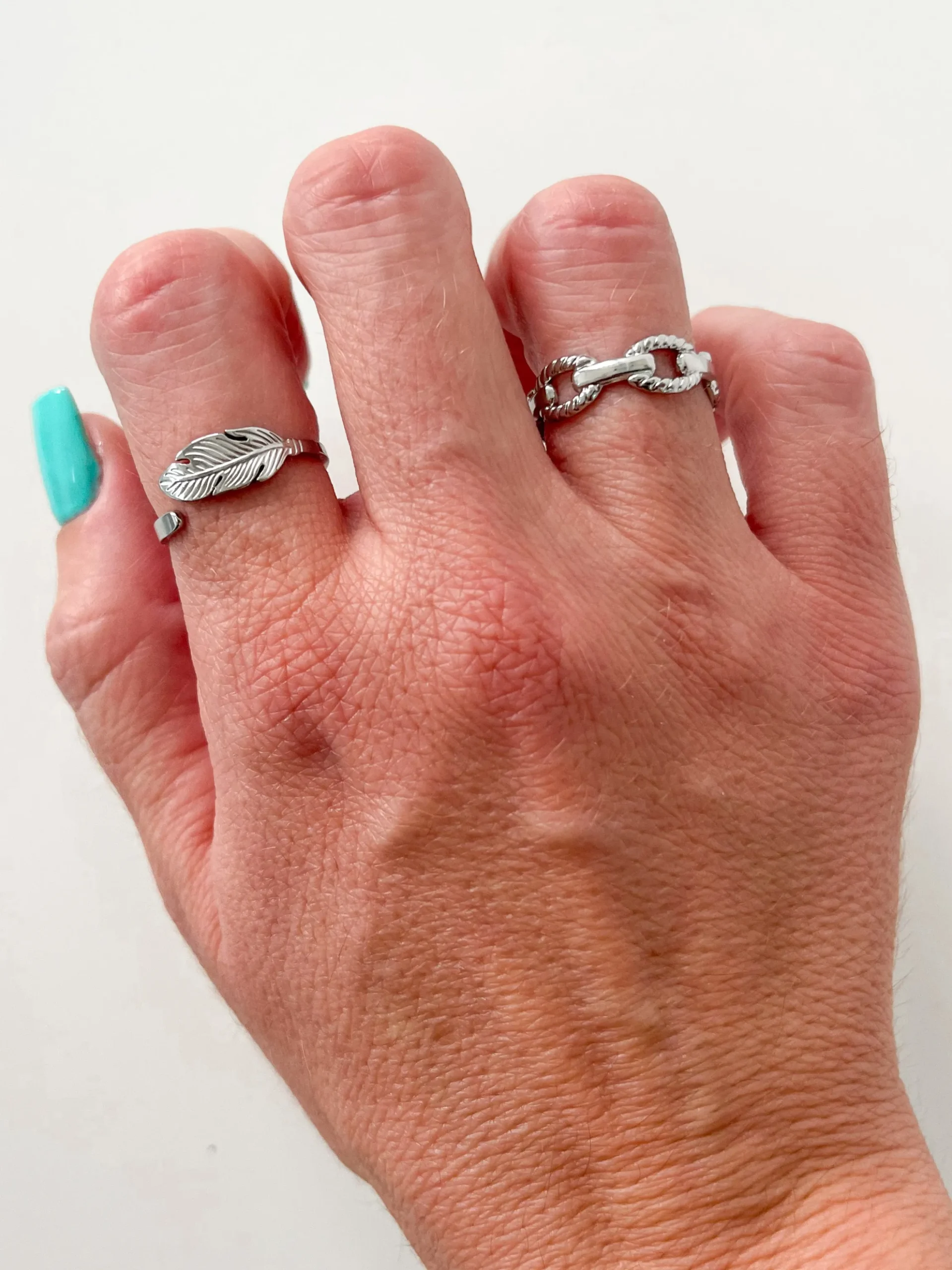 Anillo pluma plateada