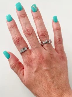 Anillo pluma plateada