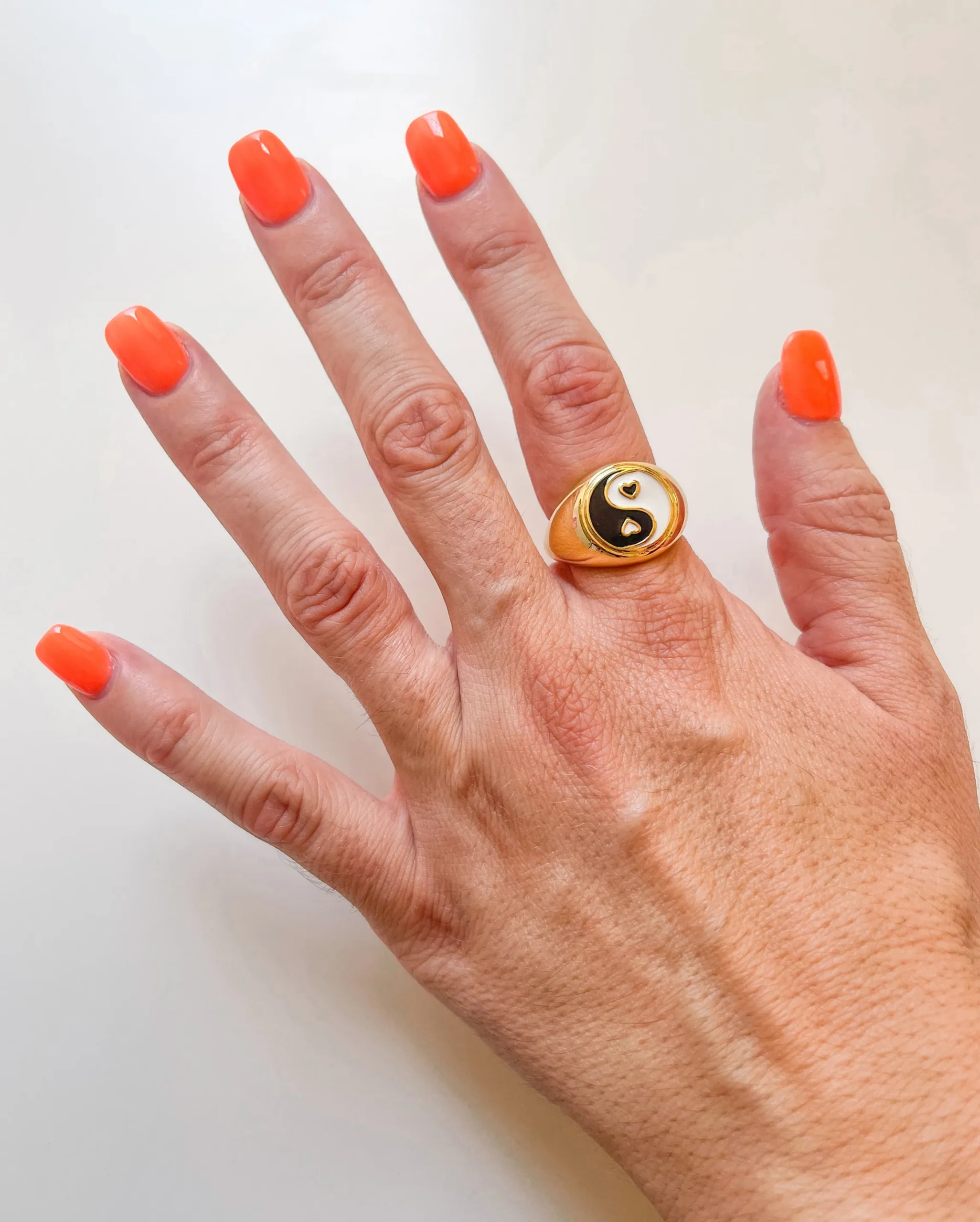 Anillo ying yang corazón dorado