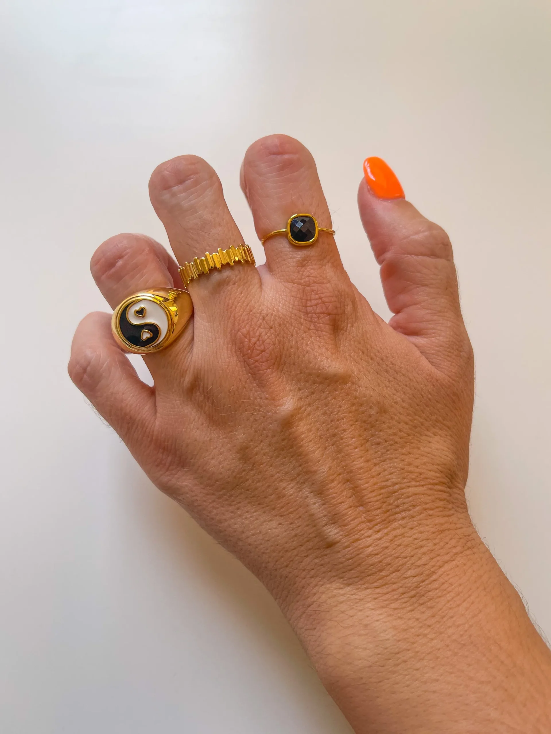 Anillo ying yang corazón dorado
