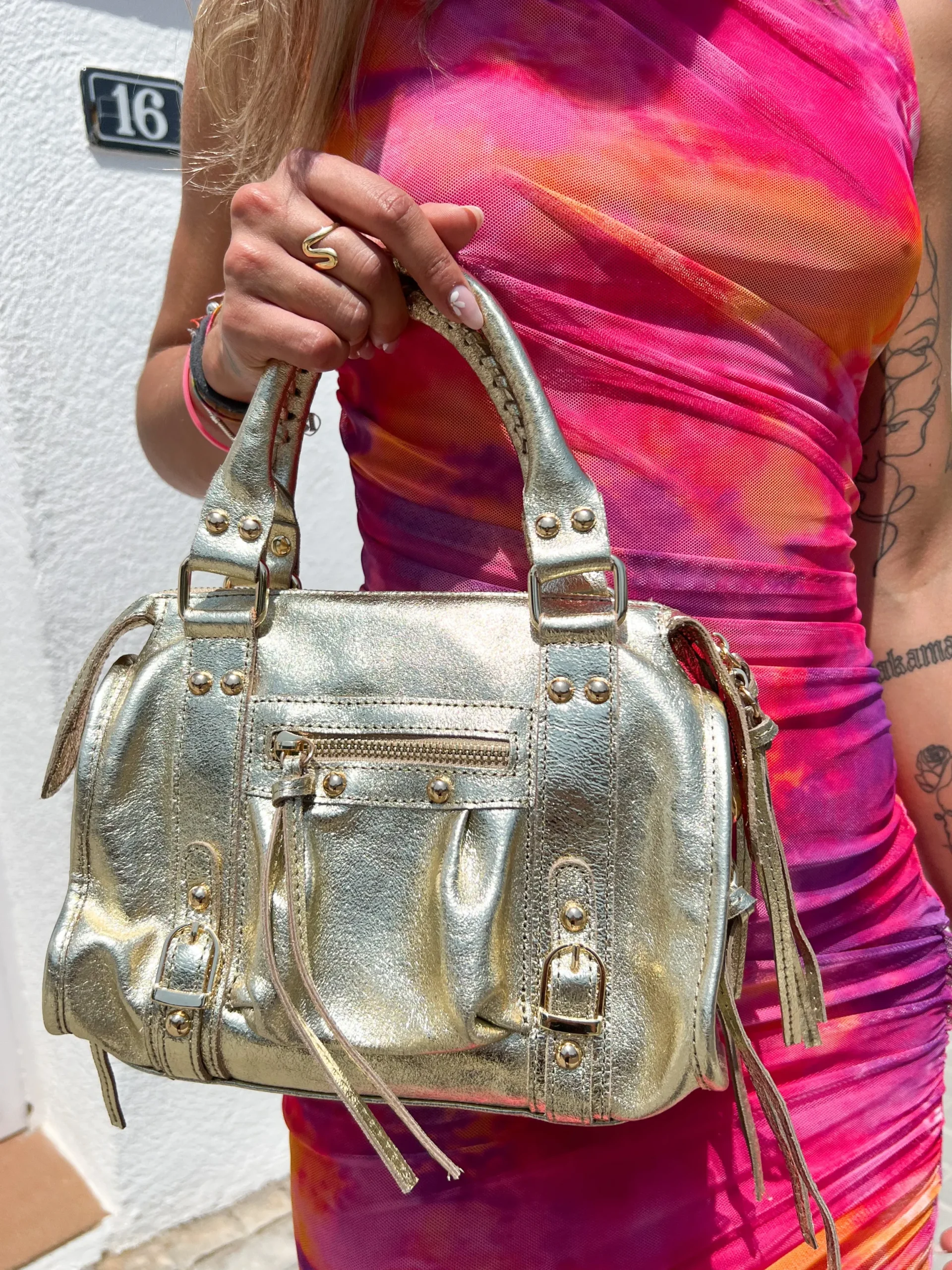 Bolso hebillas piel brillos dorado