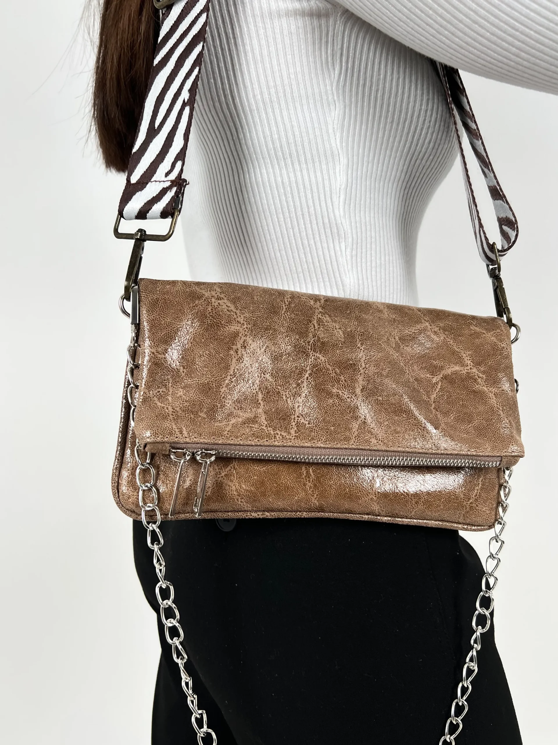 Bolso piel cadenas brillo marron