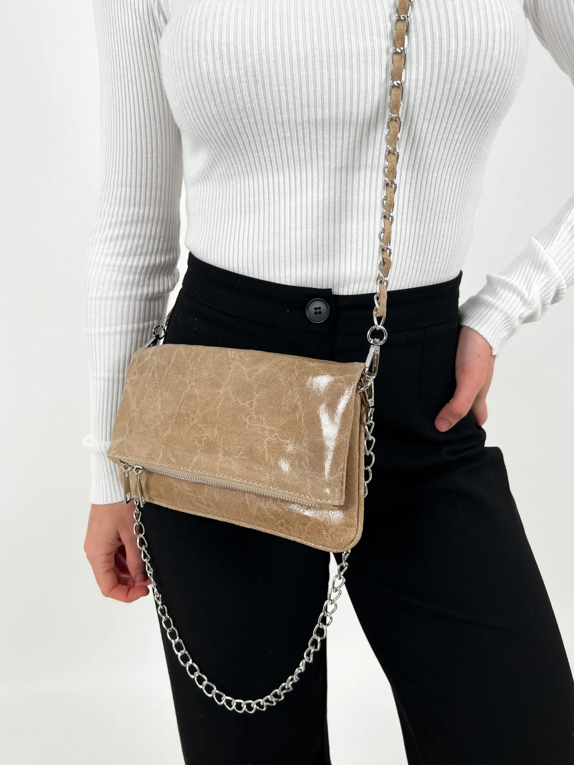 Bolso piel cadenas brillo beige