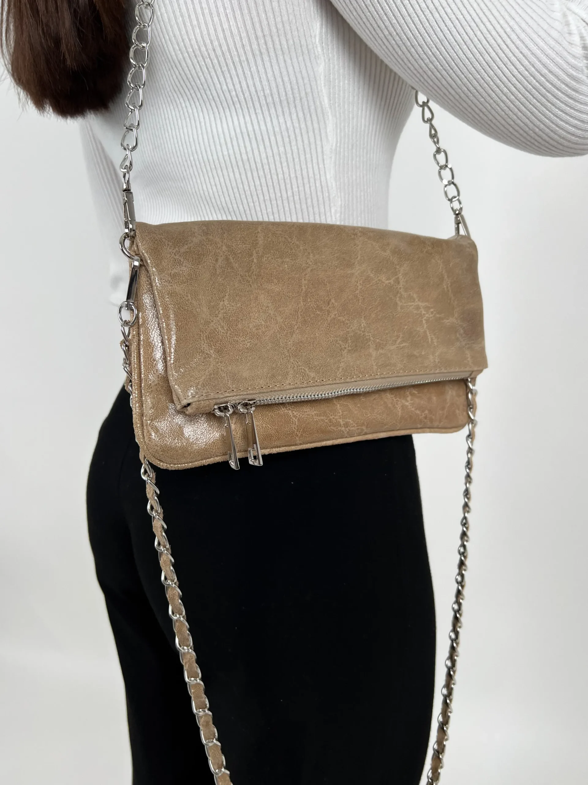 Bolso piel cadenas brillo beige