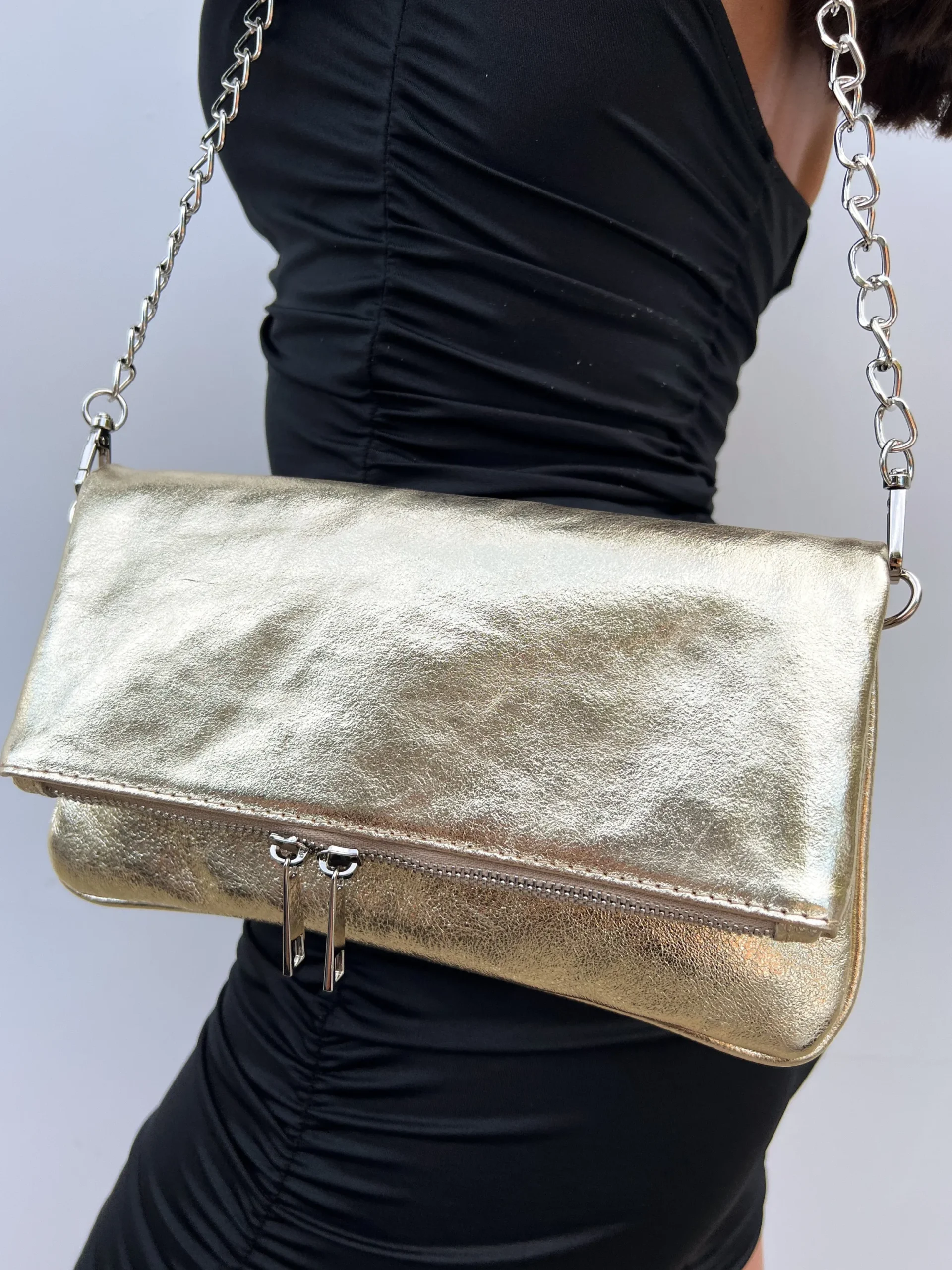 Bolso piel cadenas dorado