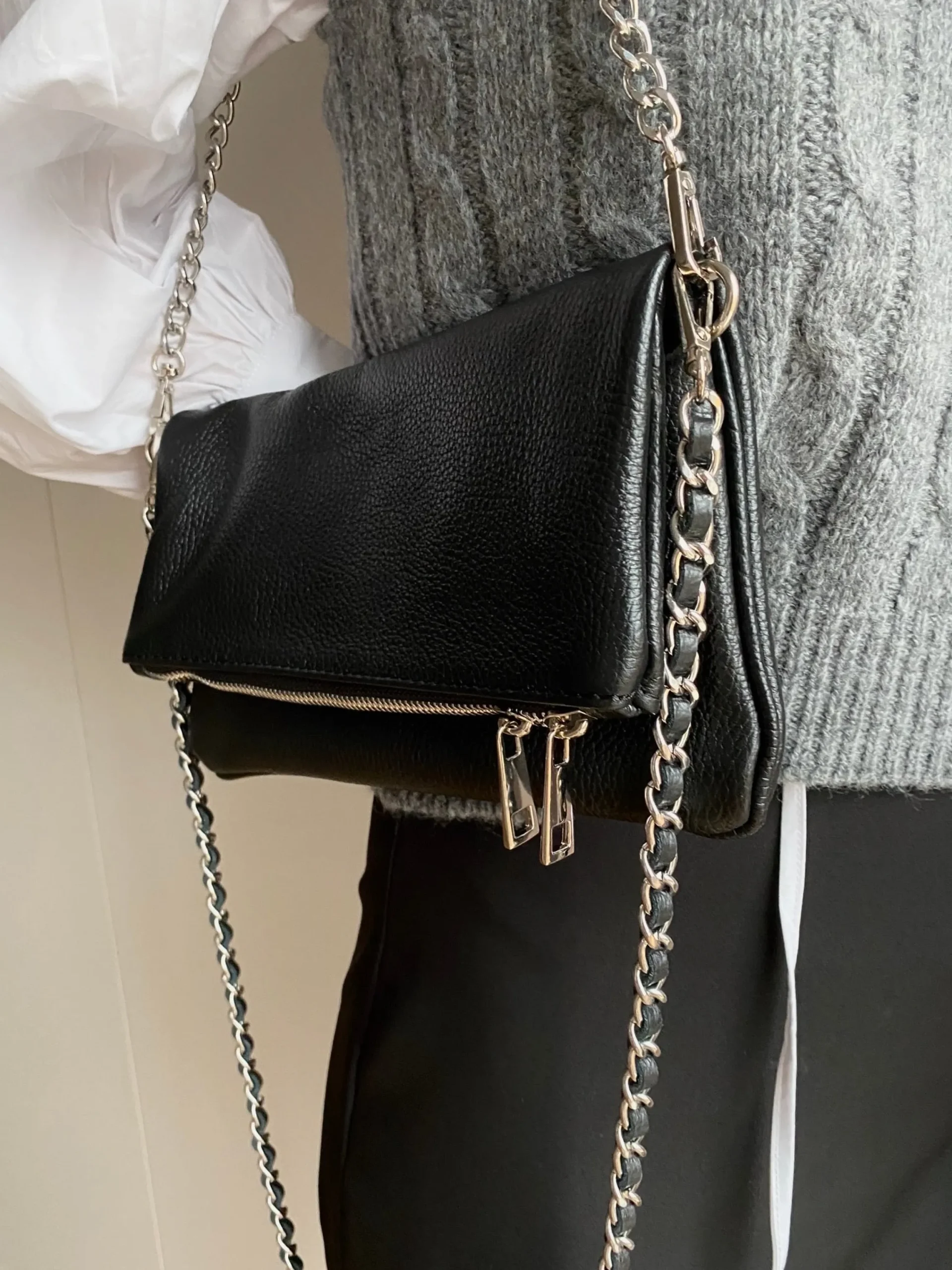 Bolso piel cadenas negro