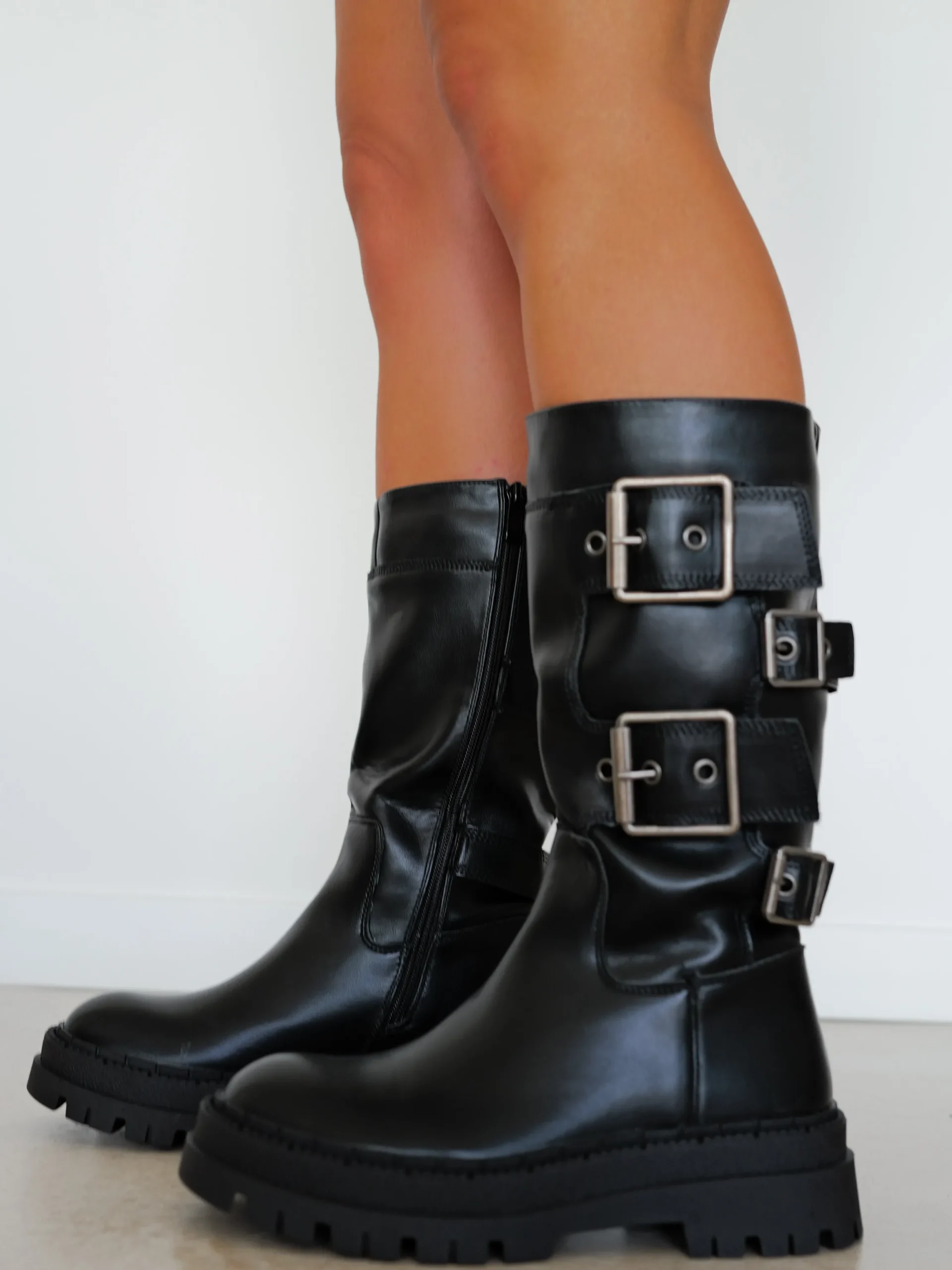 Bota biker hebillas negra