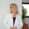 Chaqueta crop pelo blanco