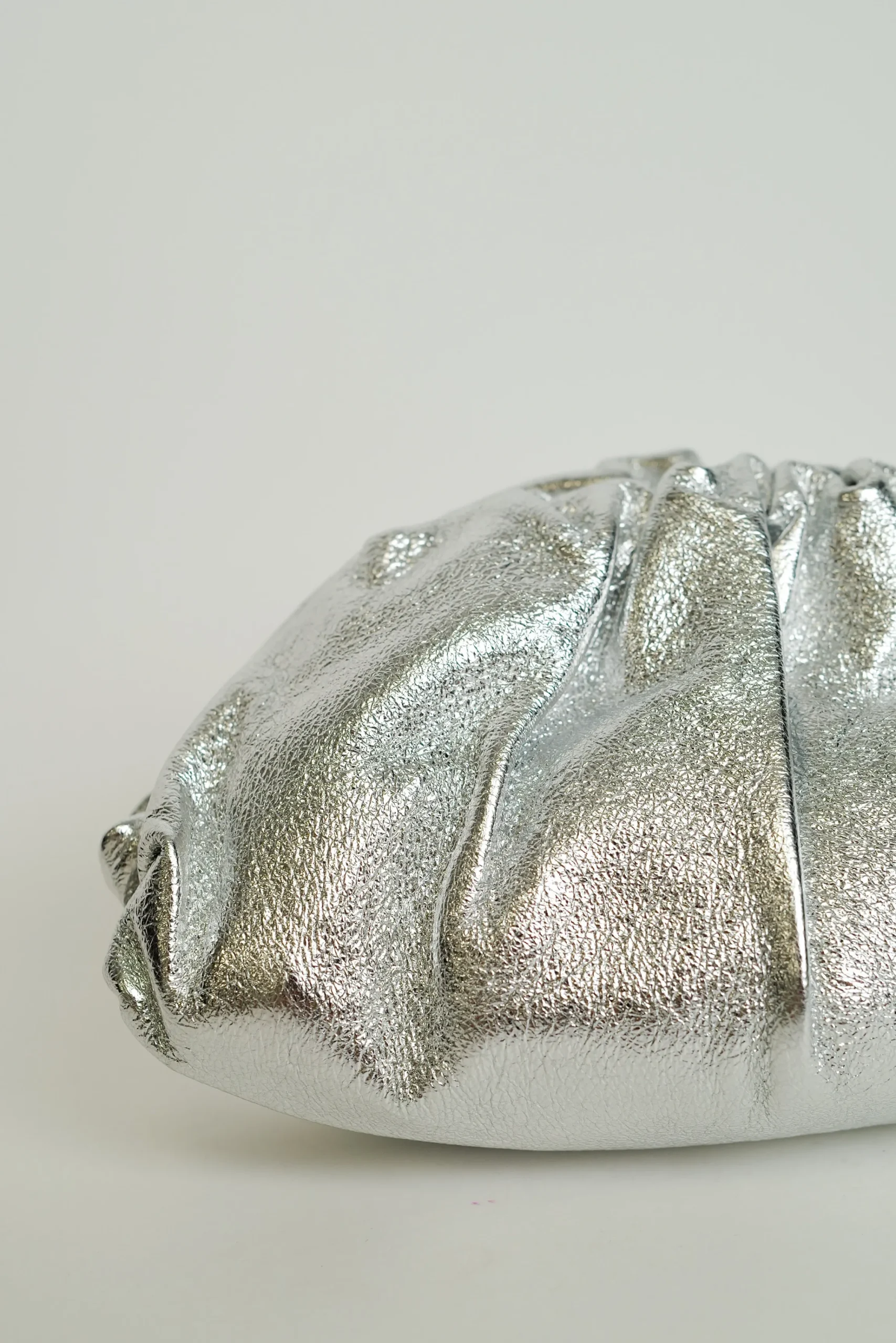 Clutch piel bombonera plateado