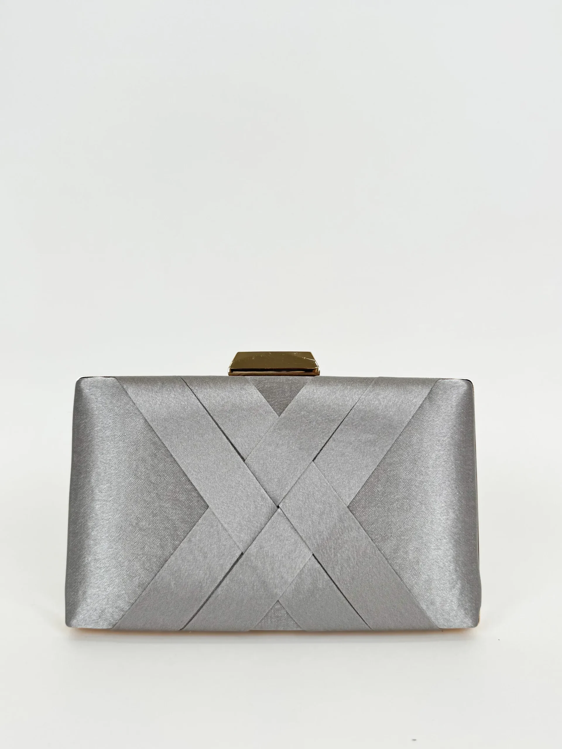 Clutch satinado plateado