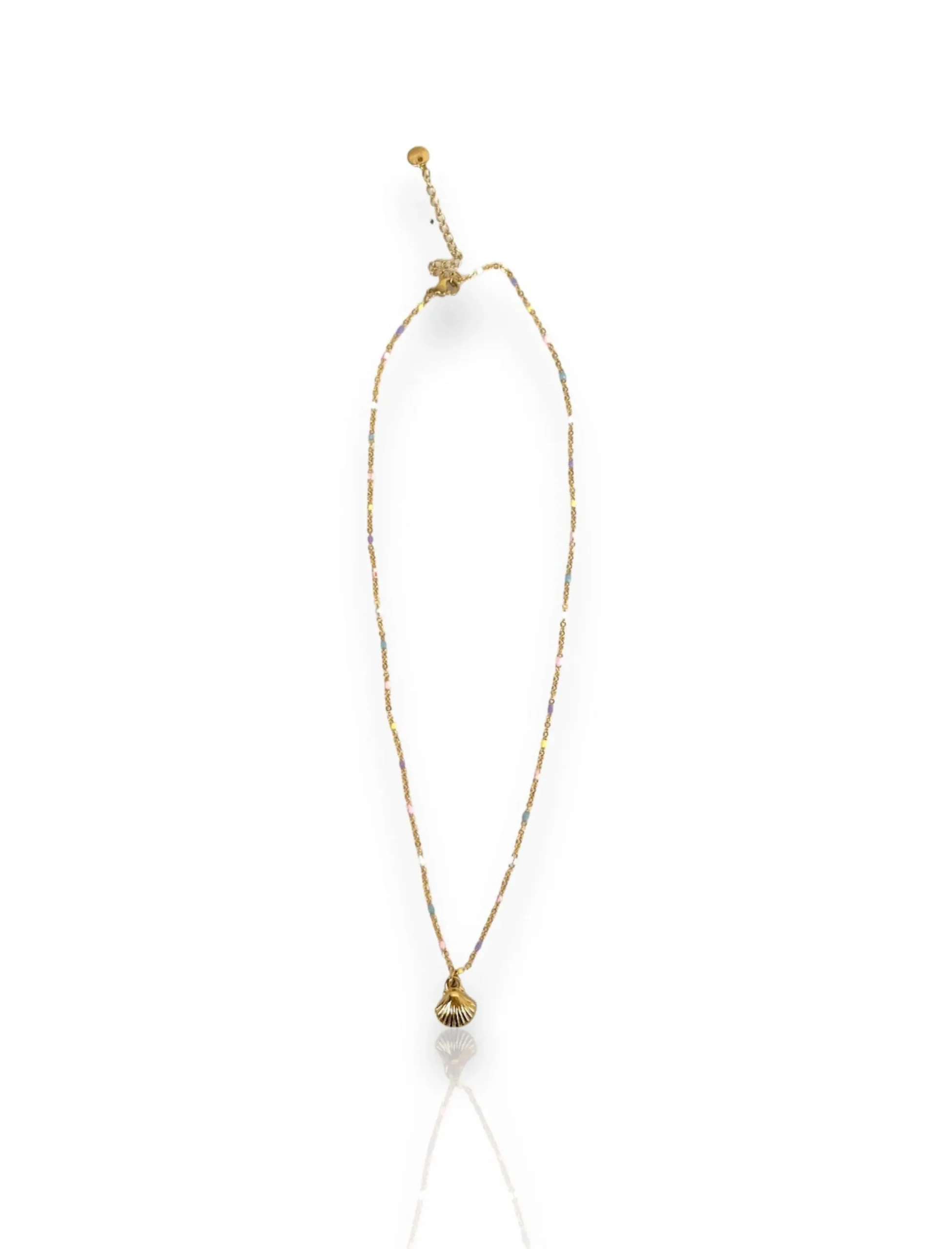 Collar fino concha dorada