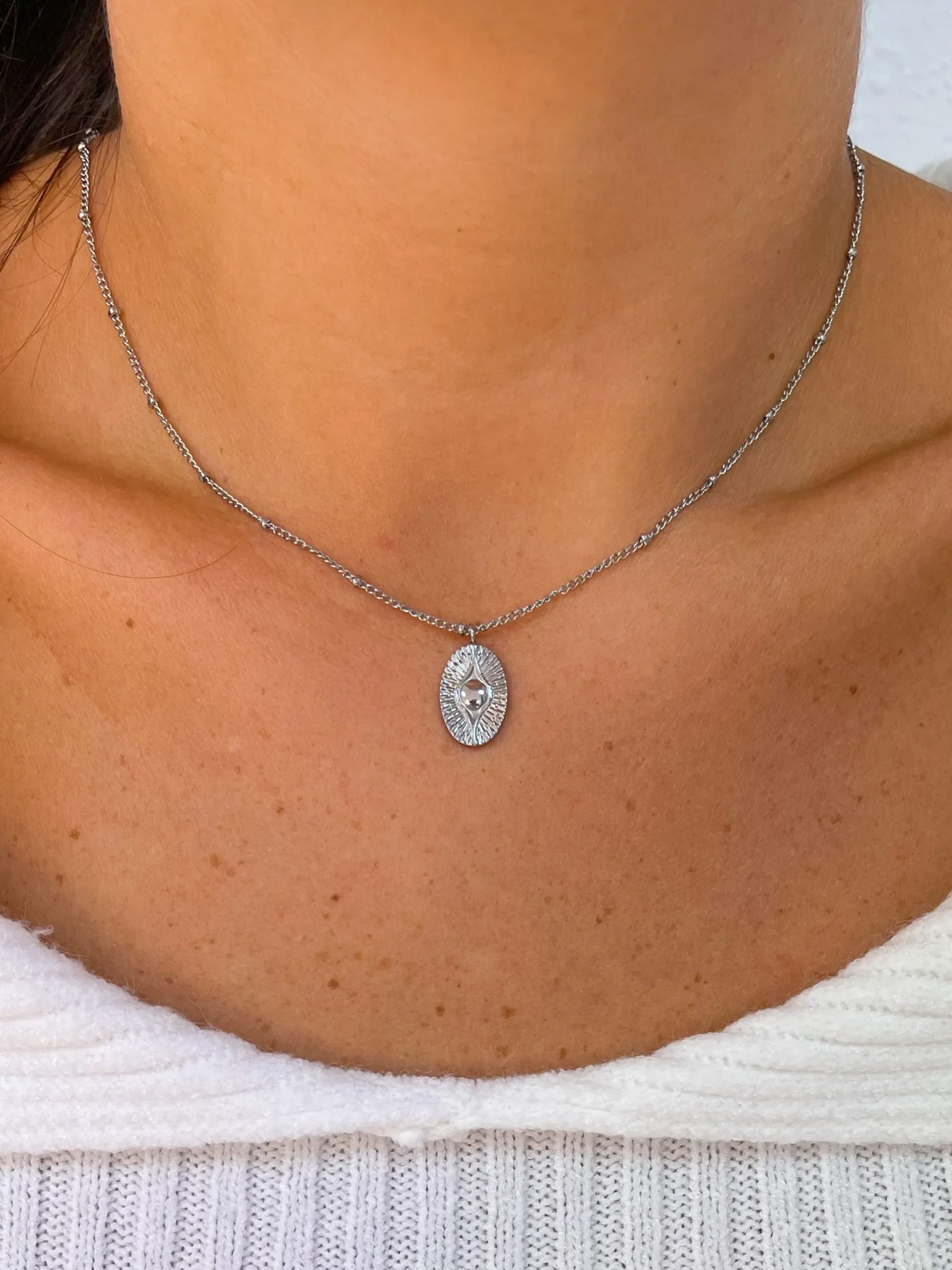 Collar fino medalla ojo plateado