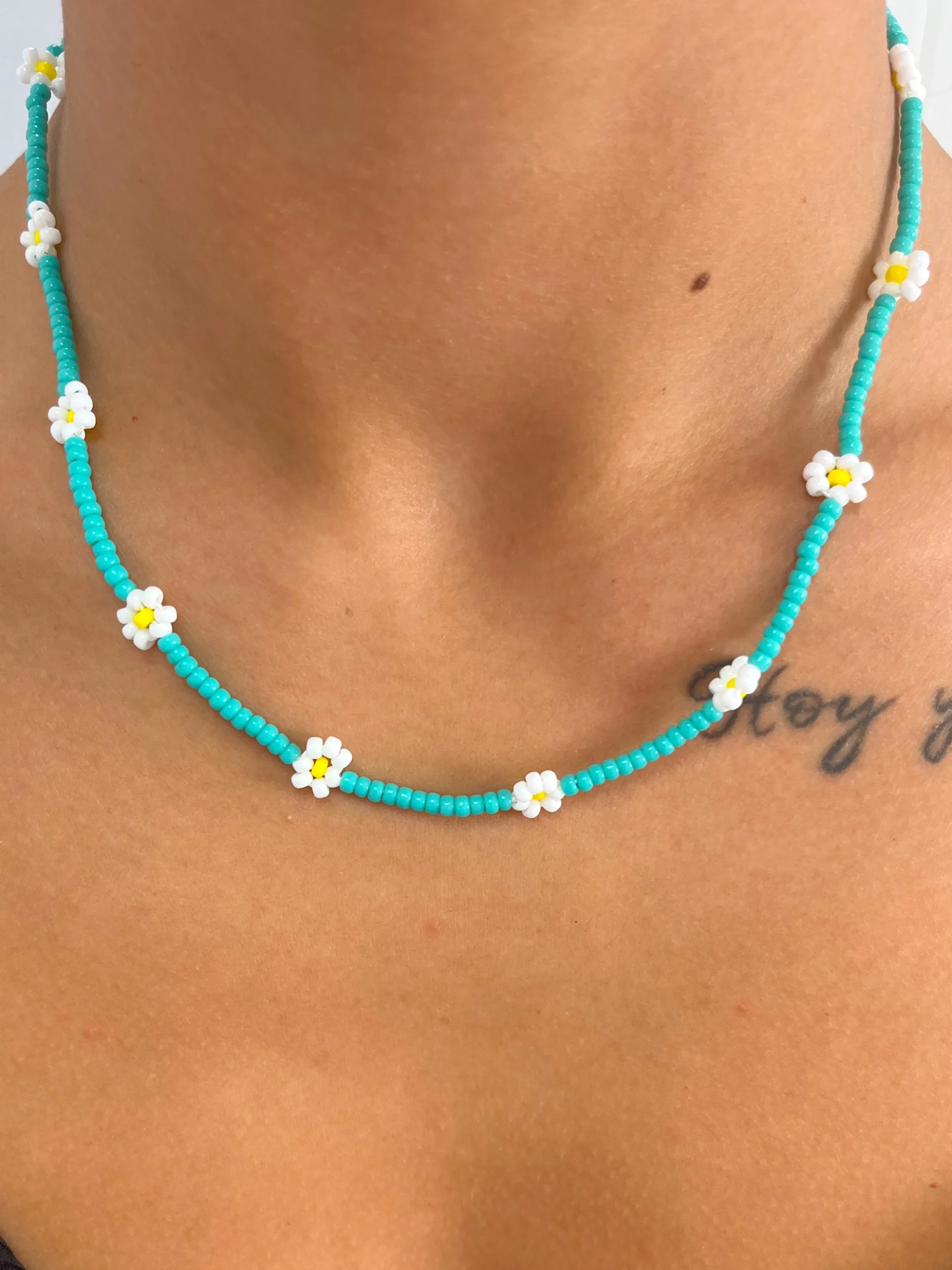 Collar turquesa flores blancas