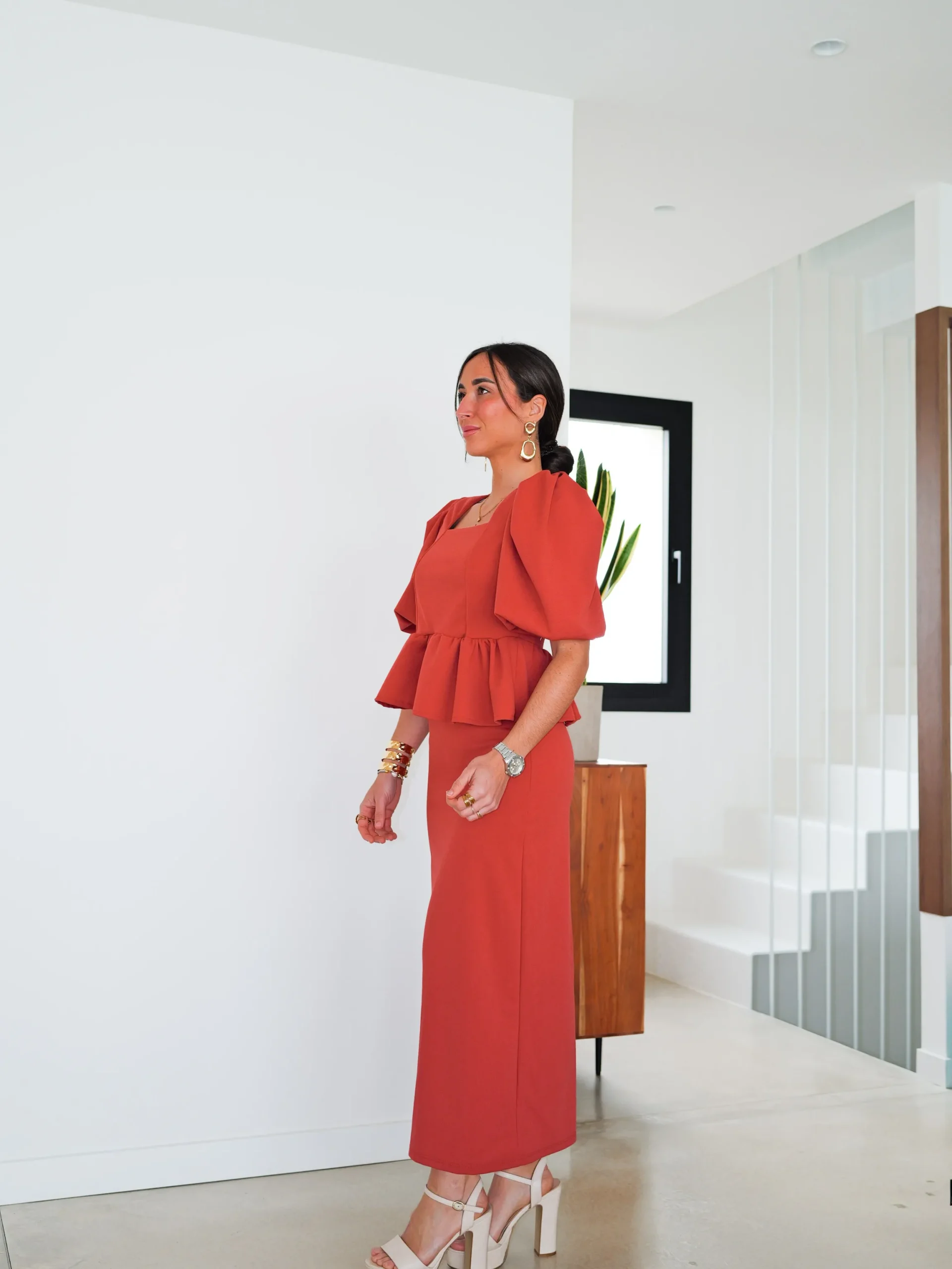 Conjunto falda midi pomposo coral