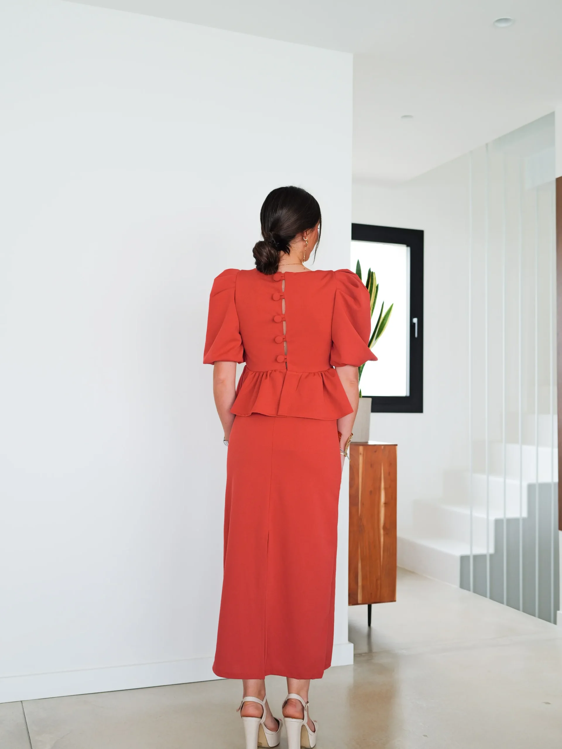 Conjunto falda midi pomposo coral
