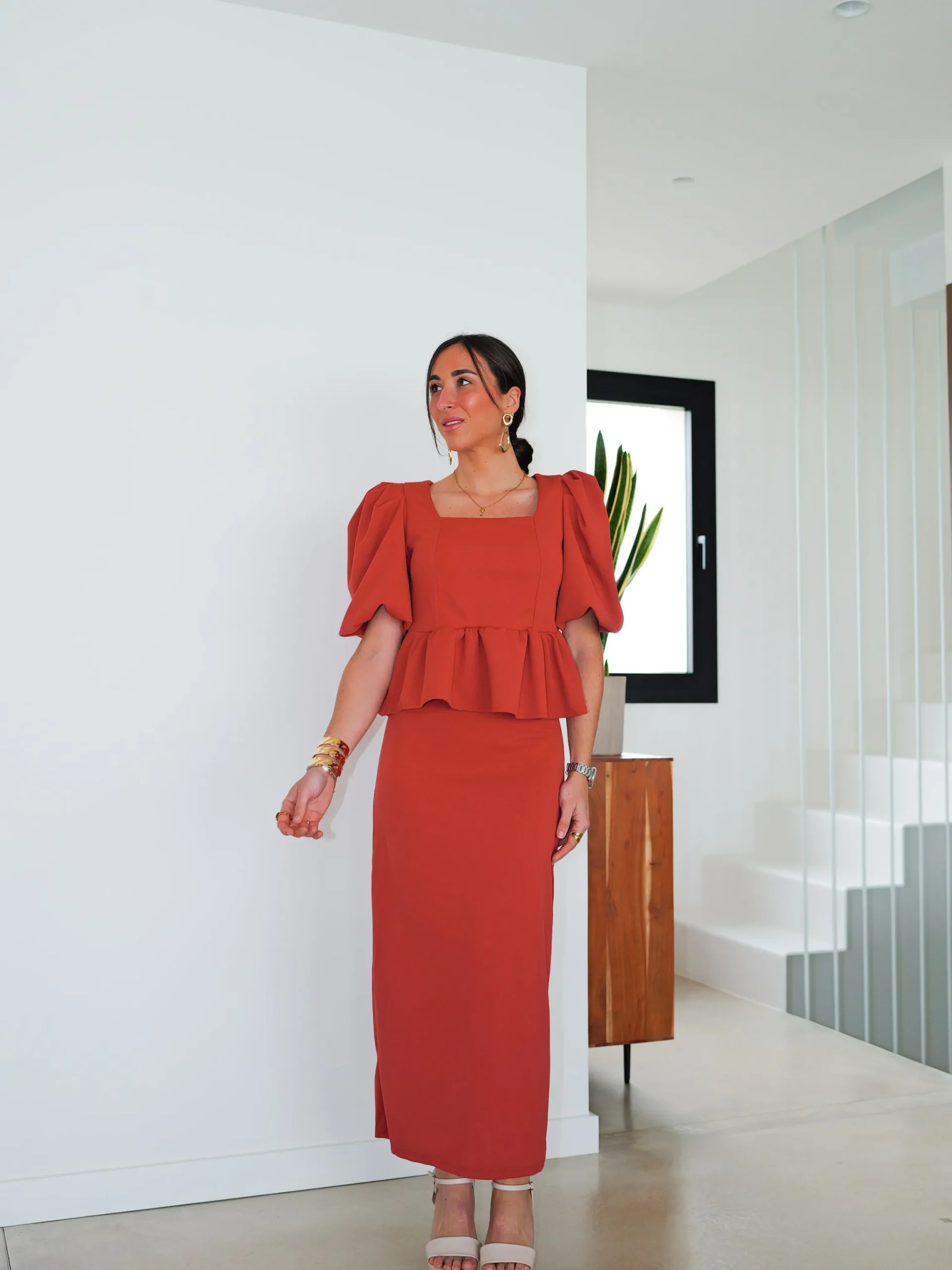 Conjunto falda midi pomposo coral