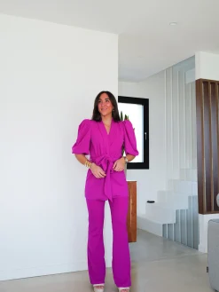 Conjunto mono traje pomposo amarena