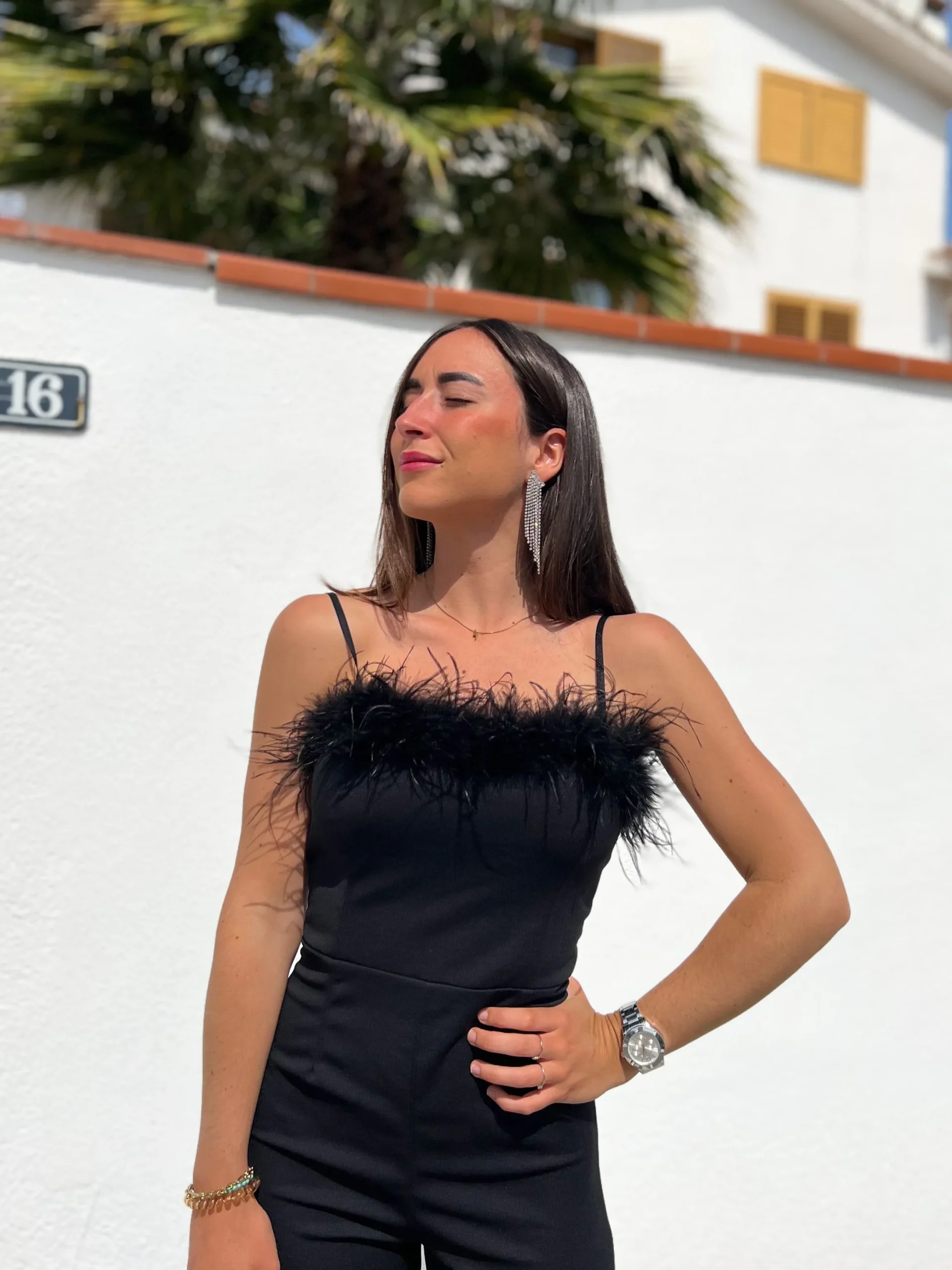 Mono largo plumas negro