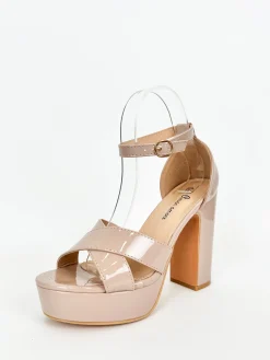 Sandalia plataforma charol nude