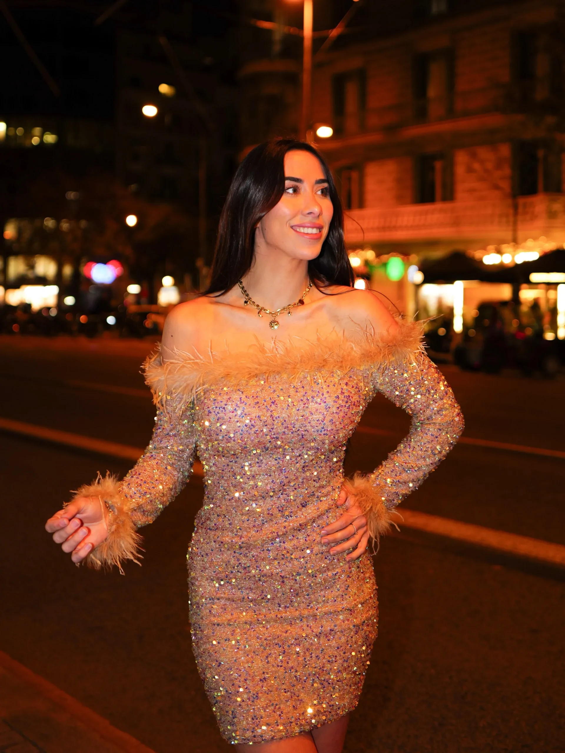 Vestido bardot glitter plumas beige
