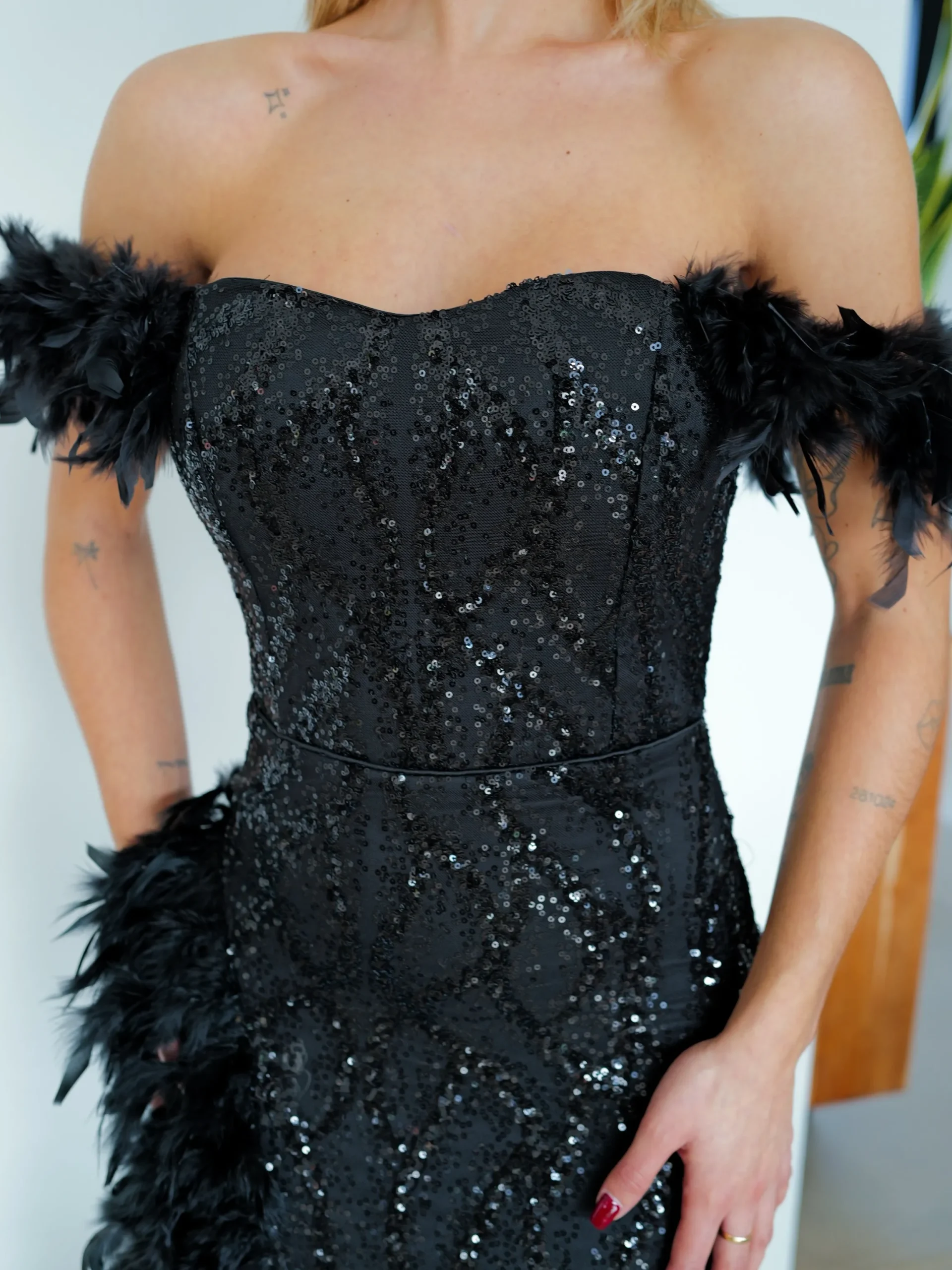Vestido corse glitter plumas negro