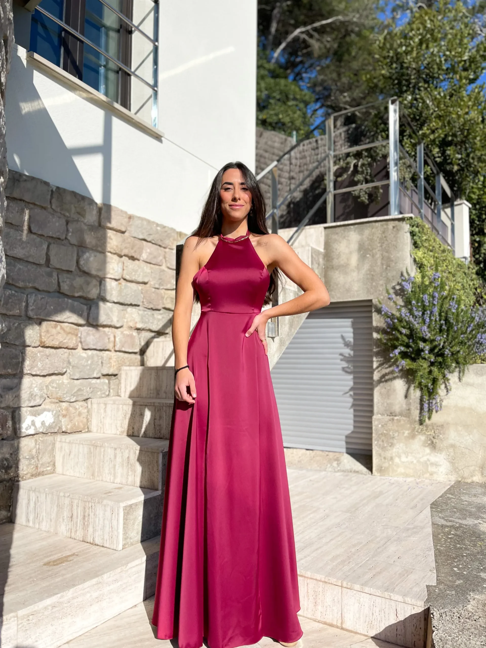 Vestido halter raso burdeos