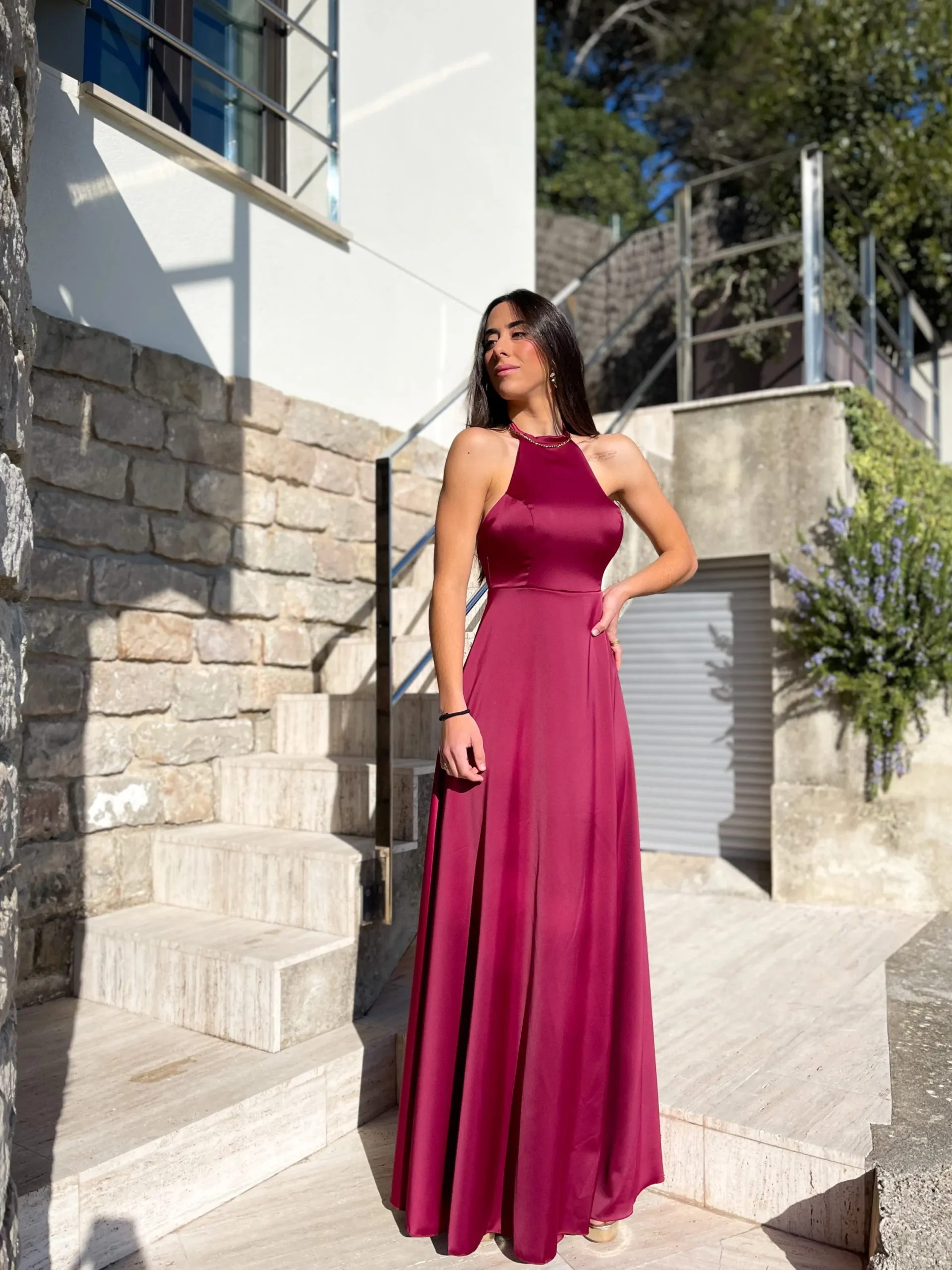 Vestido halter raso burdeos