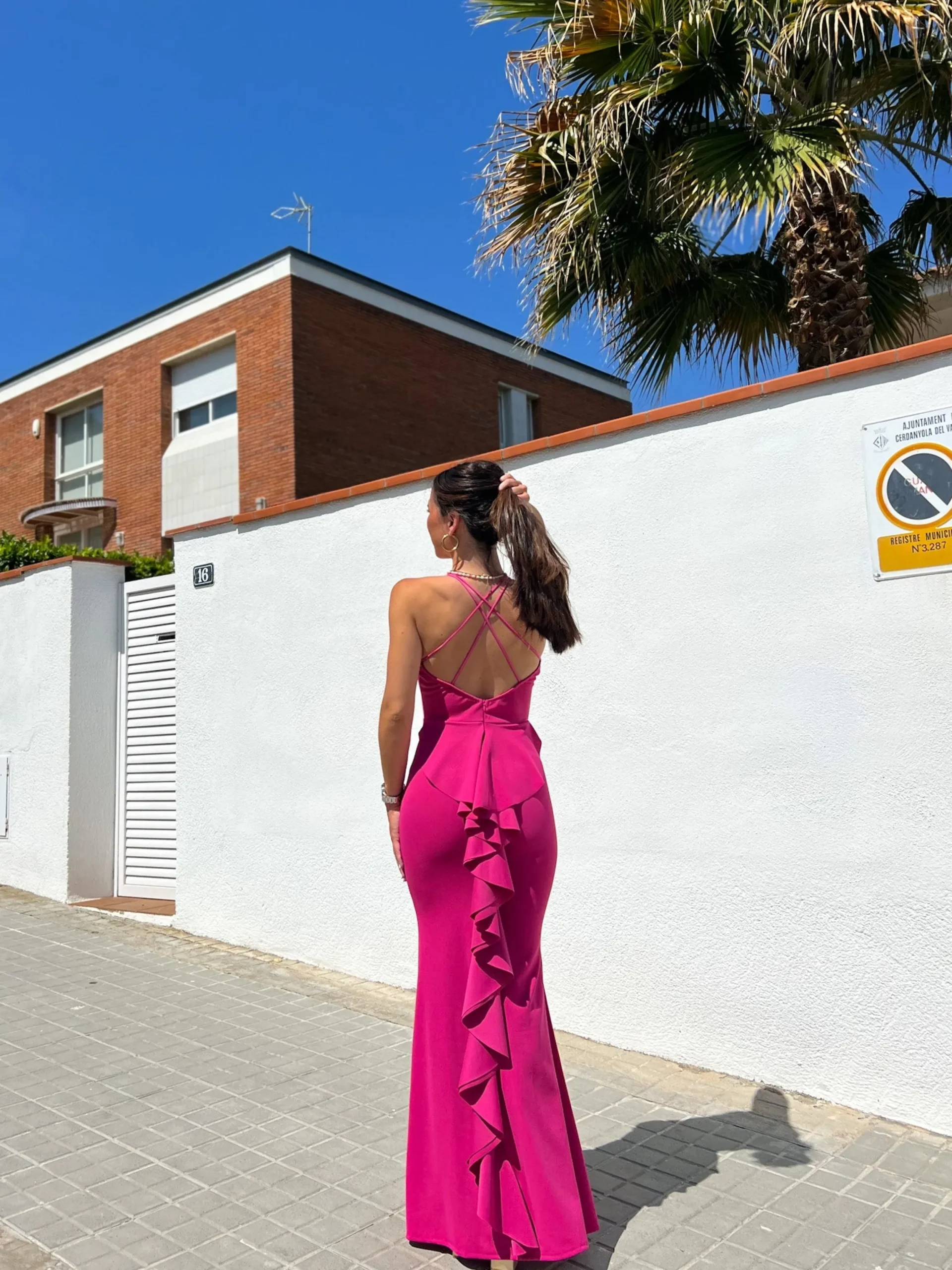 Vestido largo cola fucsia