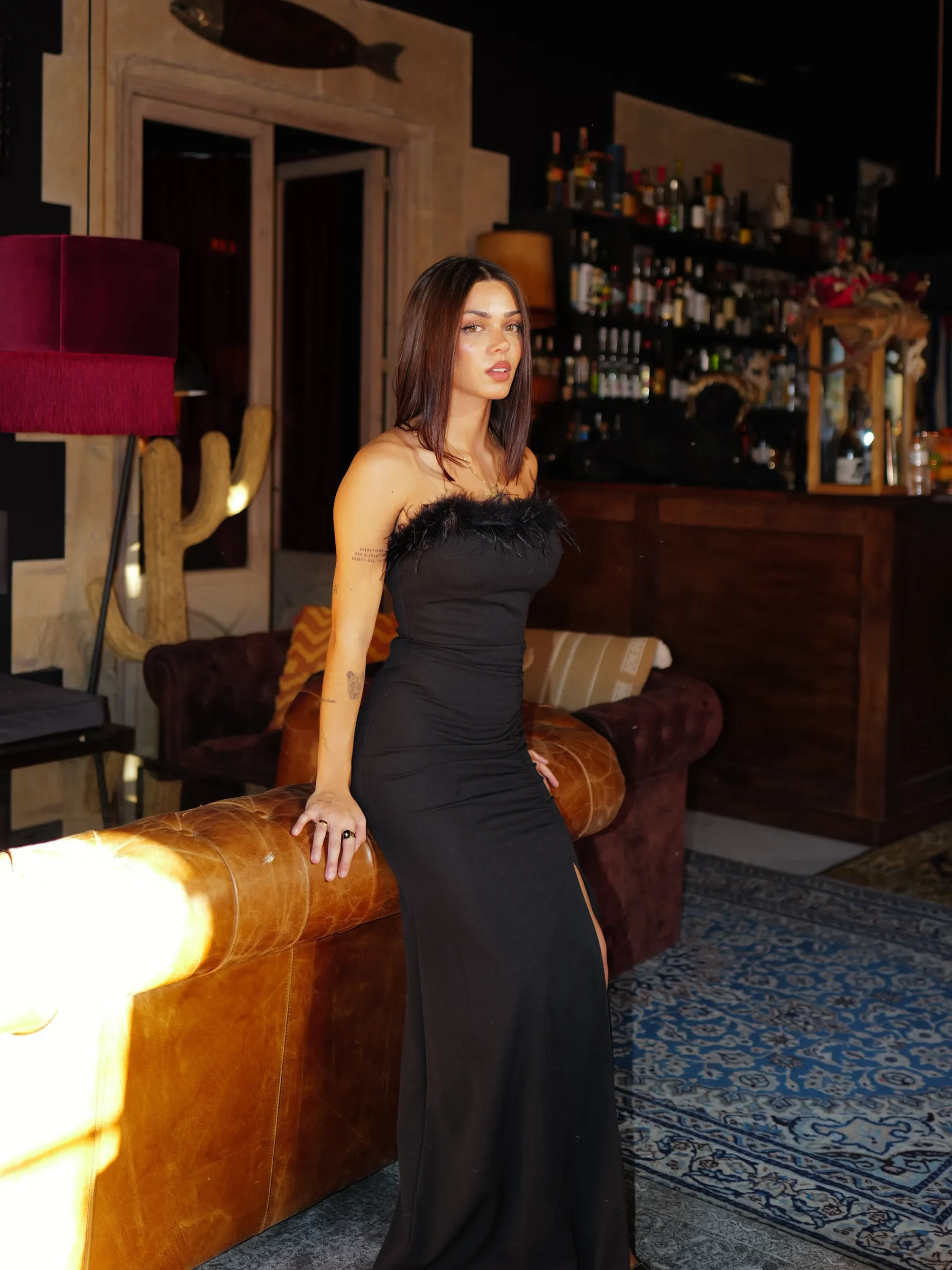 Vestido largo crepe plumas negro