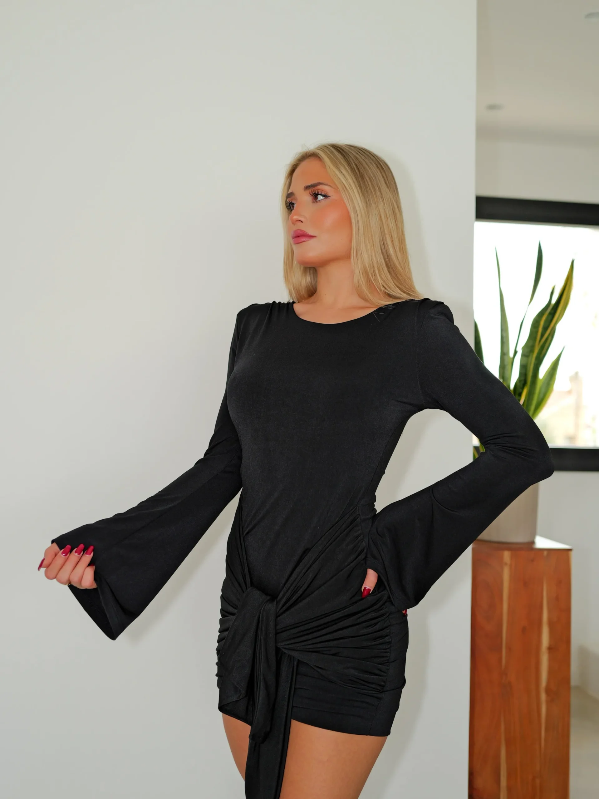 Vestido mini bandas nudo negro