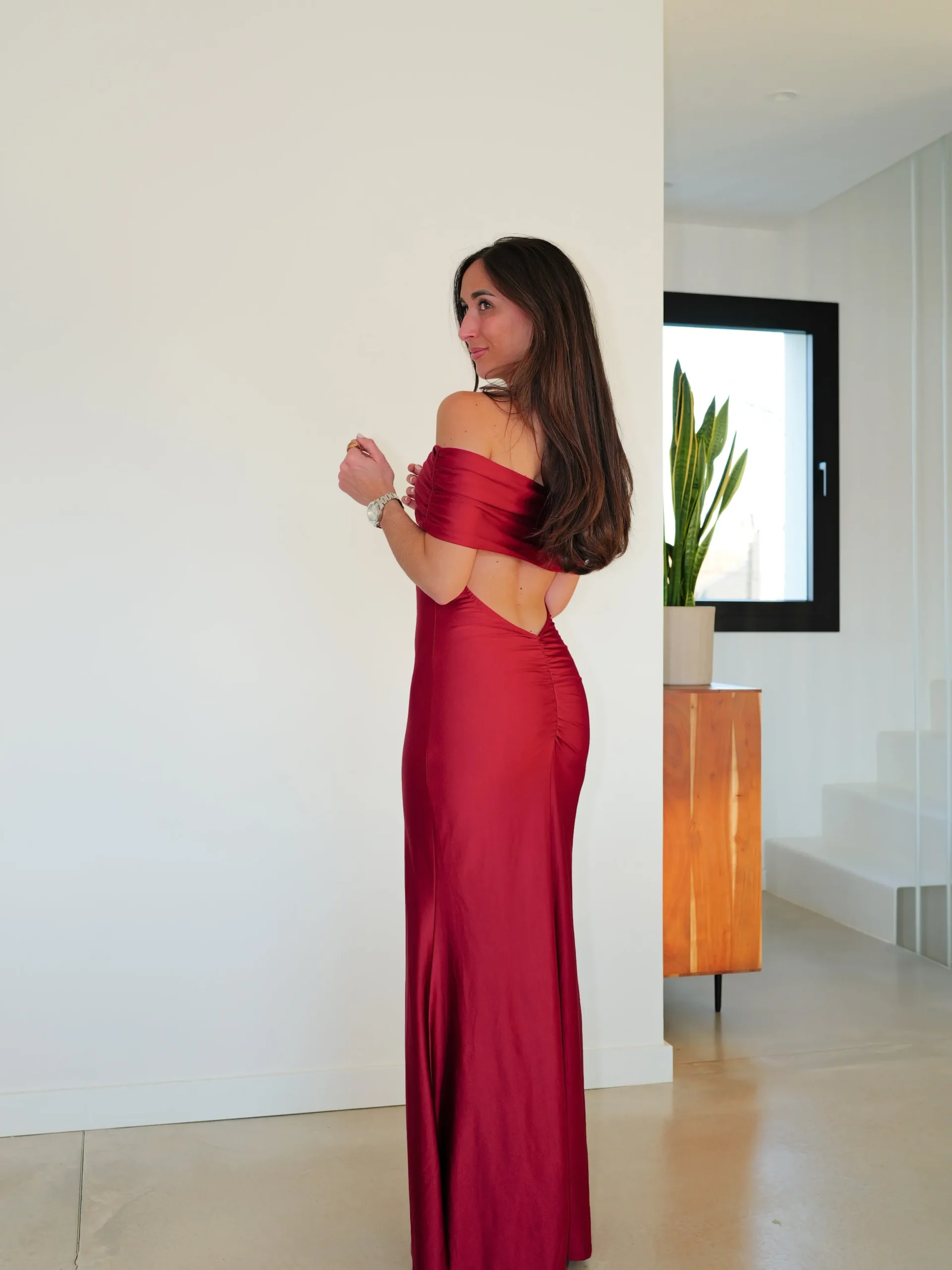 Vestido satin bardot espalda burdeos