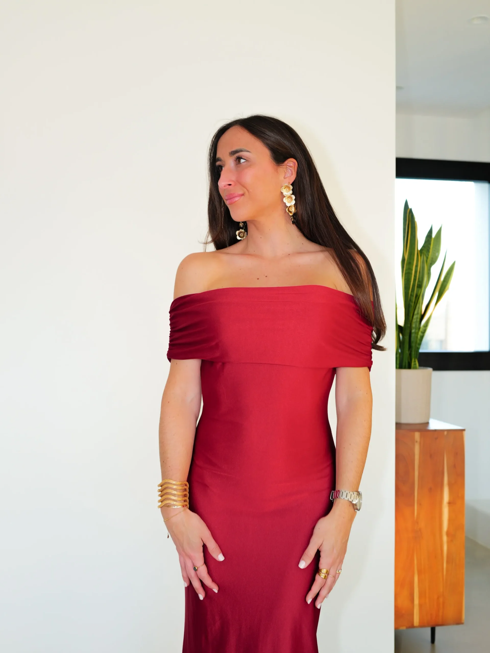 Vestido satin bardot espalda burdeos