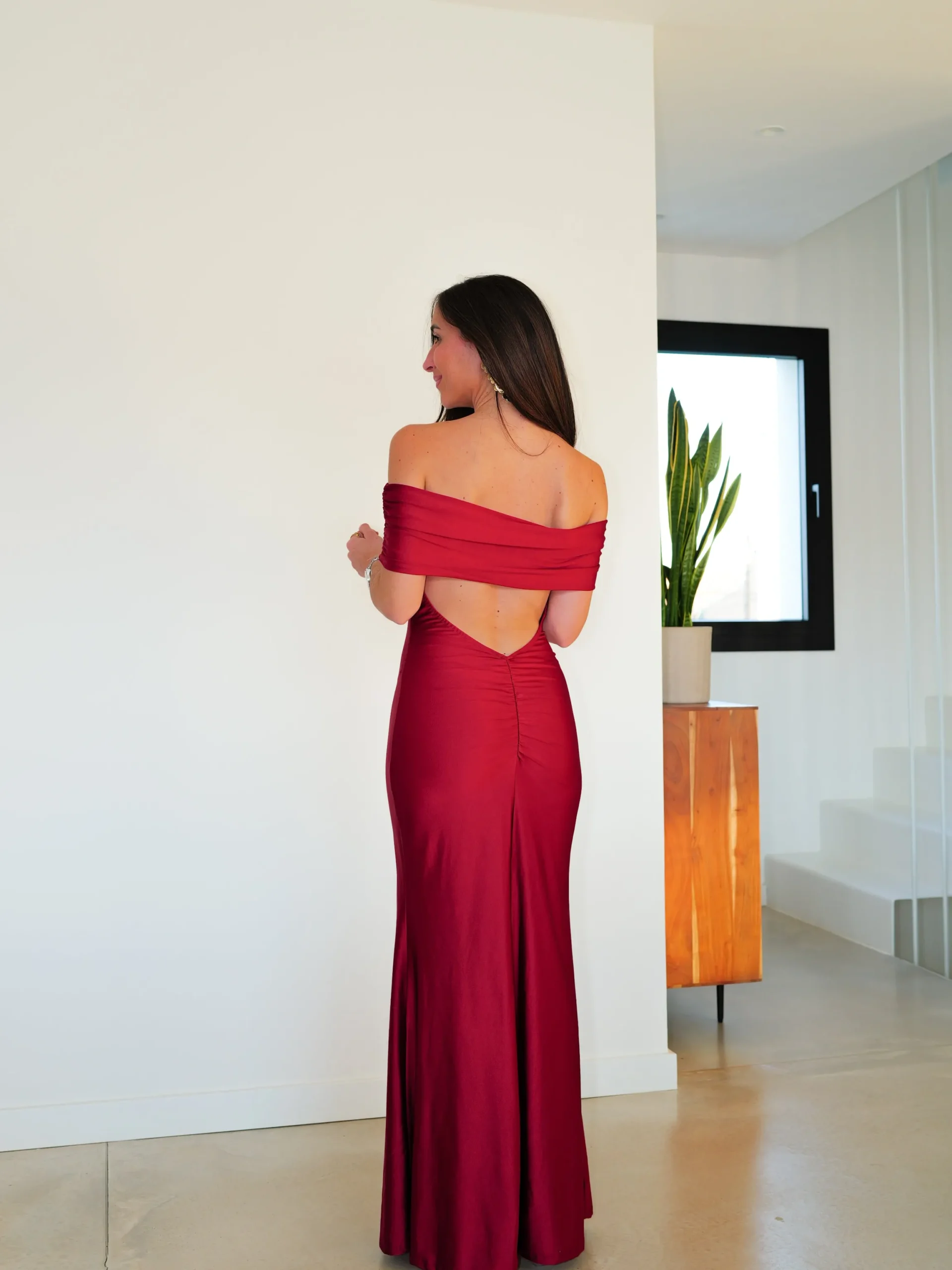Vestido satin bardot espalda burdeos