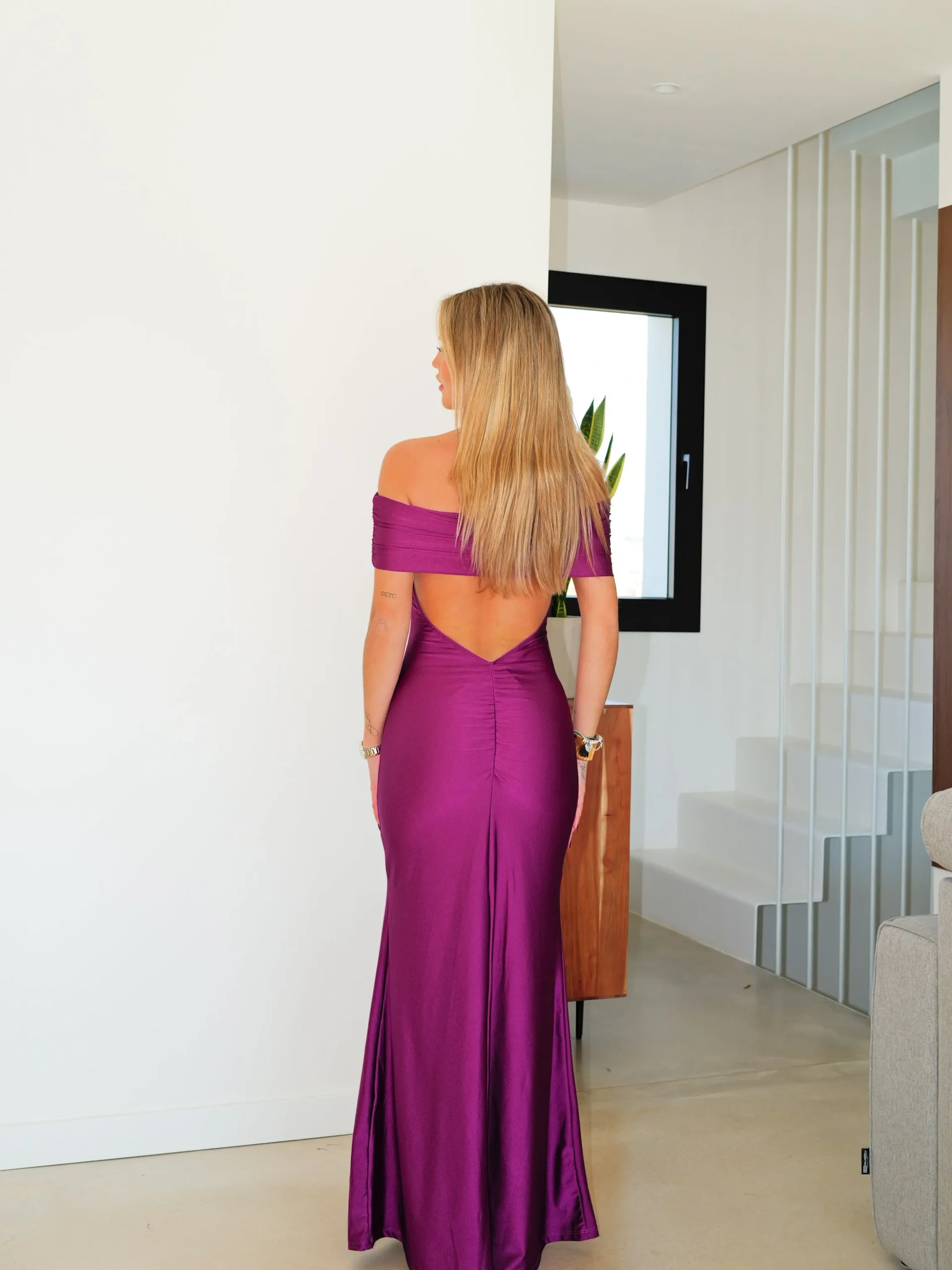 Vestido satin bardot espalda amarena